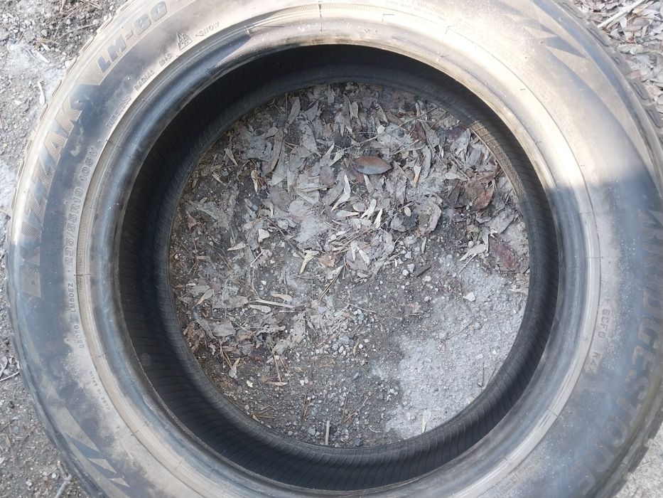 2 шины Bridgestone 235 55 R19. Торга нет.