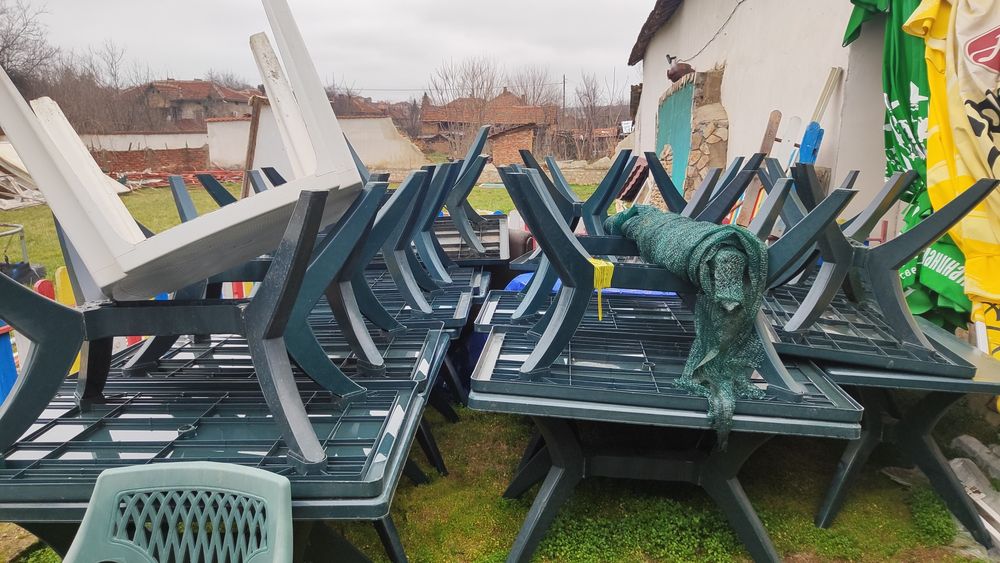 Пластмасови маси и столове