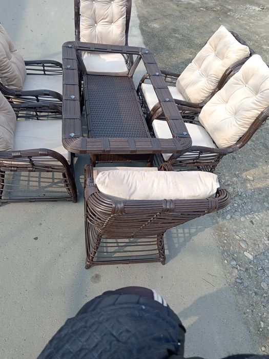 Ratan to'qima stol va kachelalar