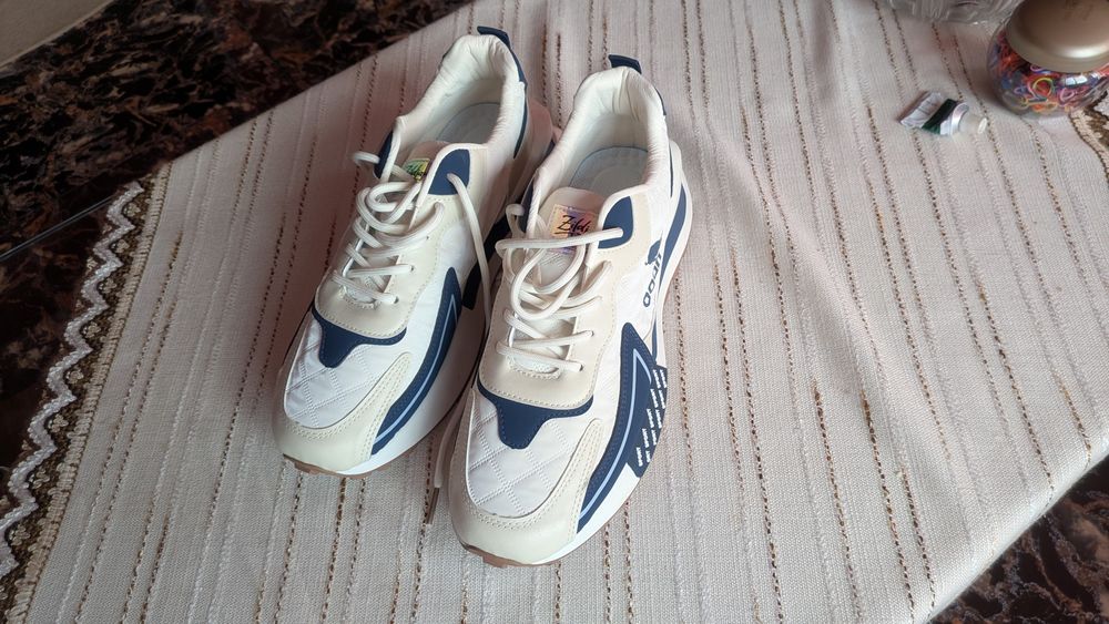 Vând adidași foarte frumosi