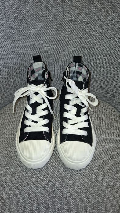 Lot teniși, pt fete,cu adeziv si șiret,in stare foarte buna