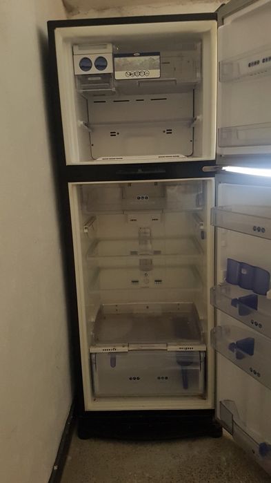 ХЛАДИЛНИК Whirpool с горна камера.Размери : 186/70/65.