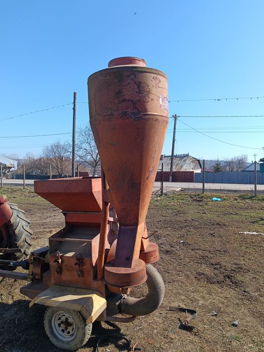 Moara cu ciclon și circular la priza tractorului