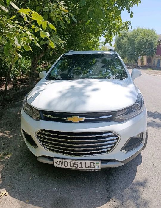 Trecker 1 premer avtomat kraska tozza orqa bagajda 1 qarich petno bor