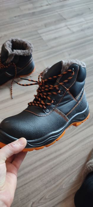 Продам ботинки зимние для работы размер 46
