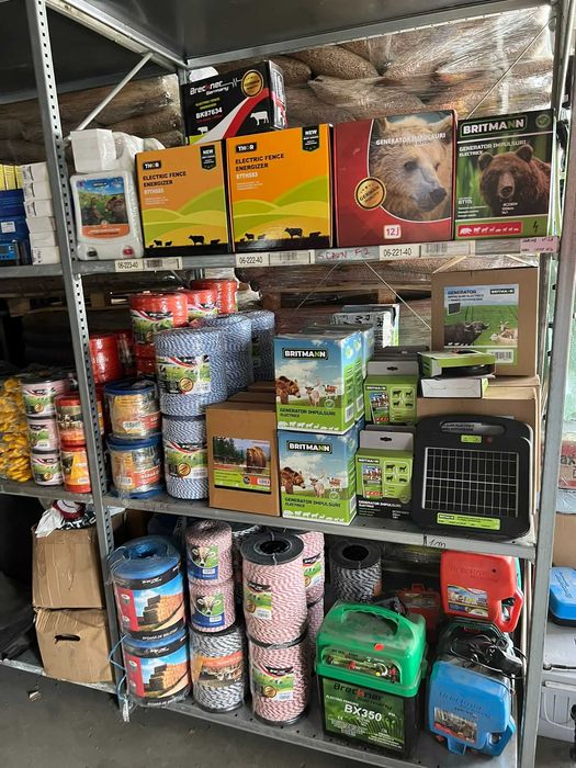 Gard electric animale salbatice sau domestice , aparate pe curent sau baterie cheie izolatori generator impulsuri pe panou solar fotovoltaic