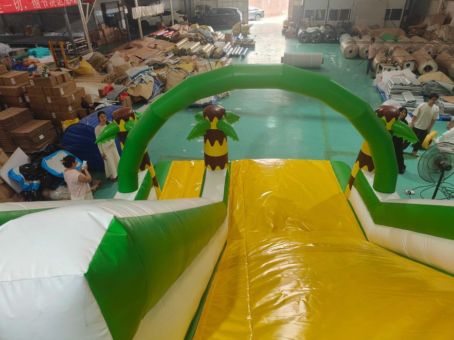 Inchiriem tobogan gonflabil Tema -Jungla, cu dimensiuni de 7mx5mx5m