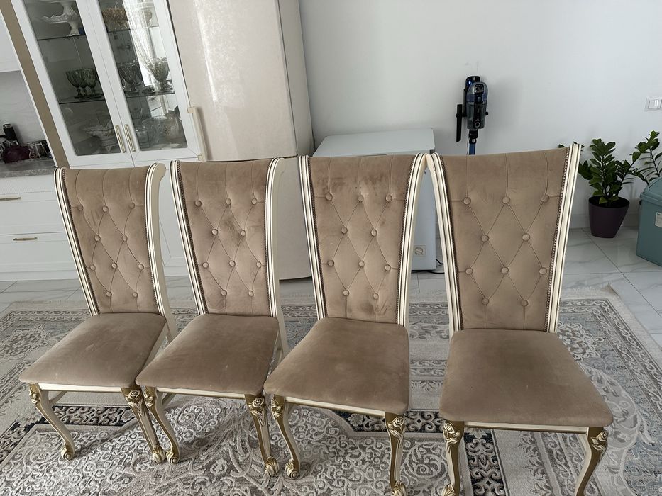 продается стол и 8 стульев