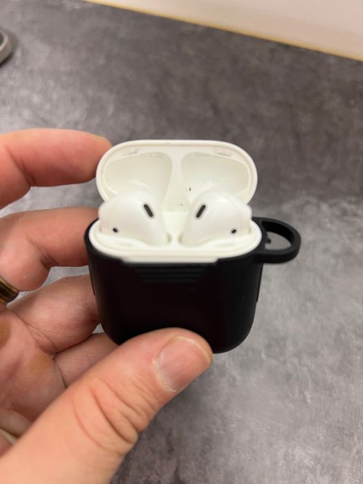 Продам Airpods 2 оригинал, одно ухо садится быстро.