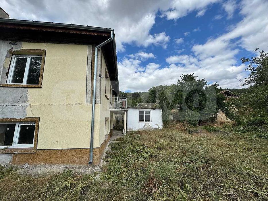 Двуетажна къща в село Копривец