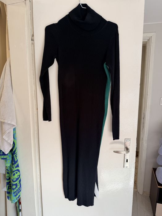 Рипсена дълга рокля със бял и зелен кант отстрани