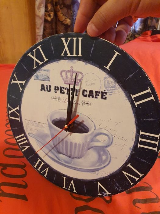 Стенен часовник с римски цифри