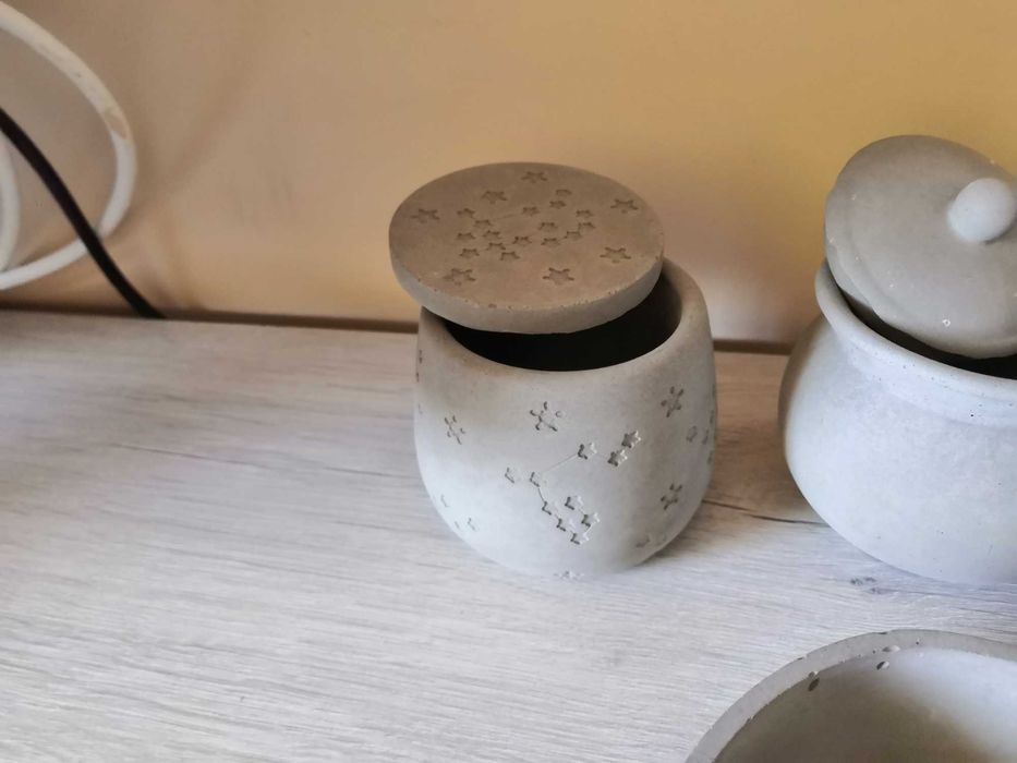 Сувенирни кутийки и свещници от декоративен цимент или гипс.