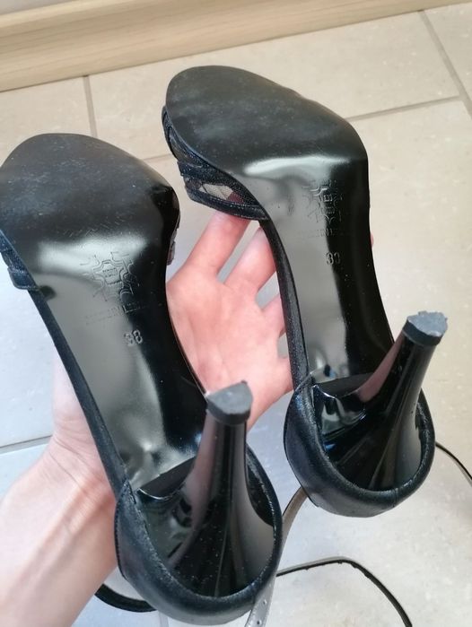 Елегантни и изящни сандали на ток