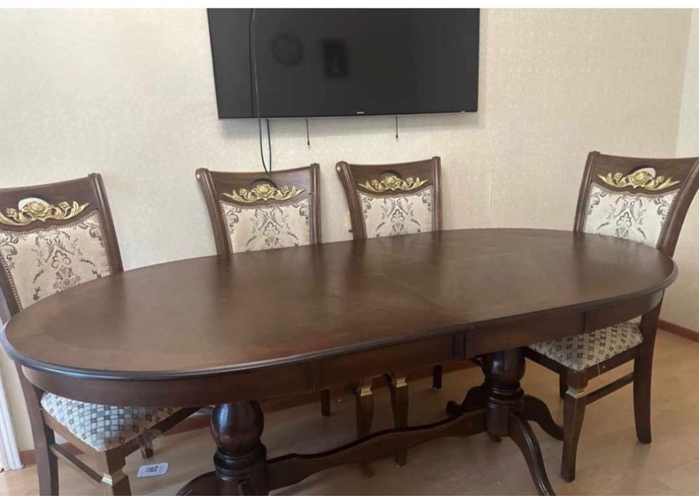 Стол обеденный и 6 стулья в отличном состояни 3 м