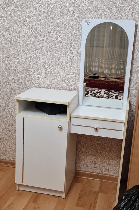 камод с зеркалом