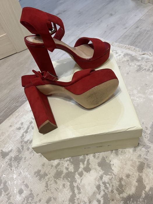 Продам босоножки б/у