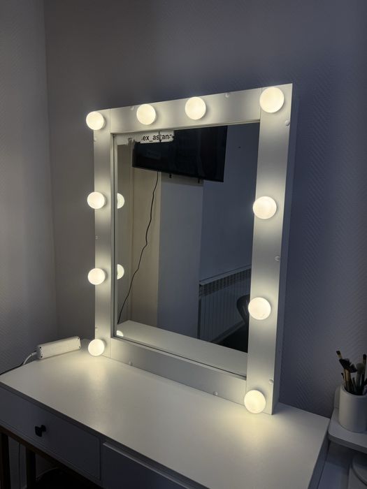 Стол визажный с подсеткои