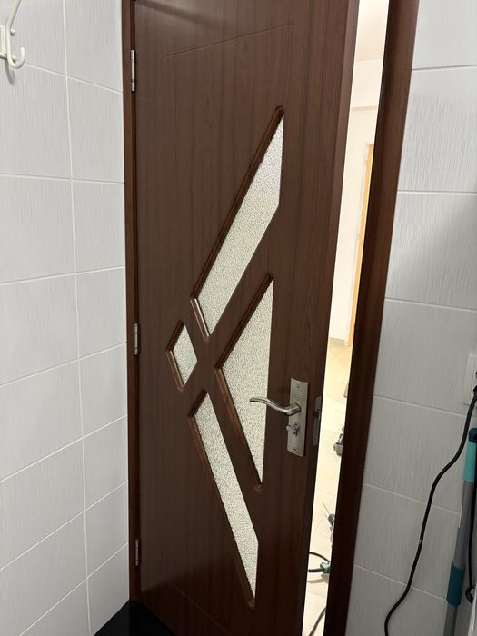 Vand 4 usi de aparttament