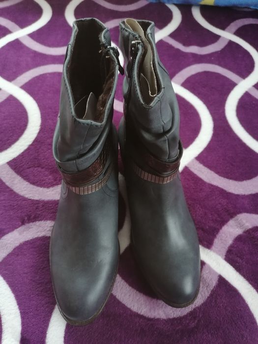 Ghete noi mărimea 39