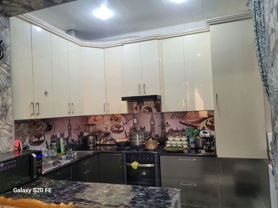 Кухня-столовая сотилади нархини келишамиз