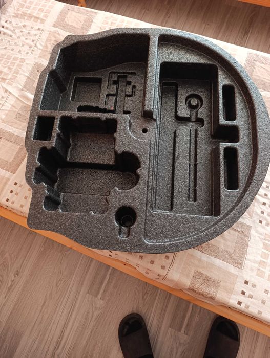 Чисто нова кора за инструменти на мястото на резервната гума.