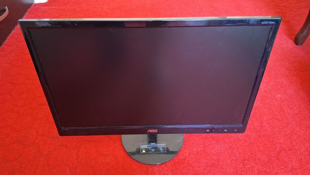 Комплект: монитор, кейс от ПК и клавиатуры