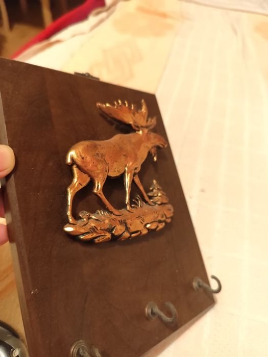 Настенная ключица (вешалка для ключей)).