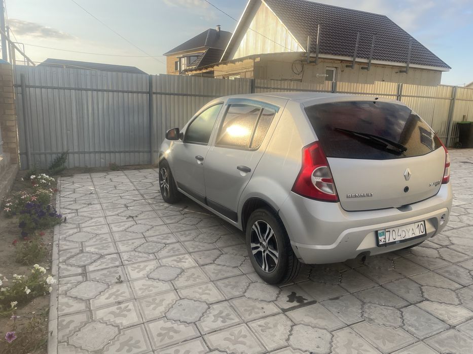 Продам рено сандеро