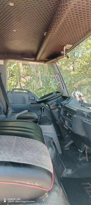 Isuzu mashinasi sotiladi