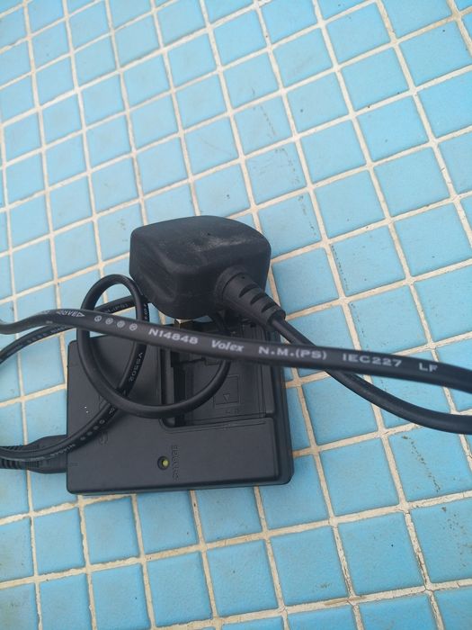 Зарядка для аккумуляторов видеокамеры Sony