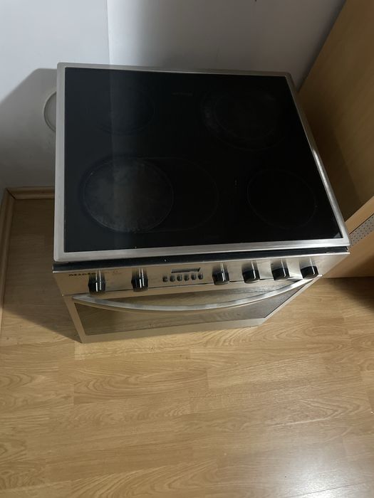 Cuptor electric cu plita vetroceramica KM 215 EDST