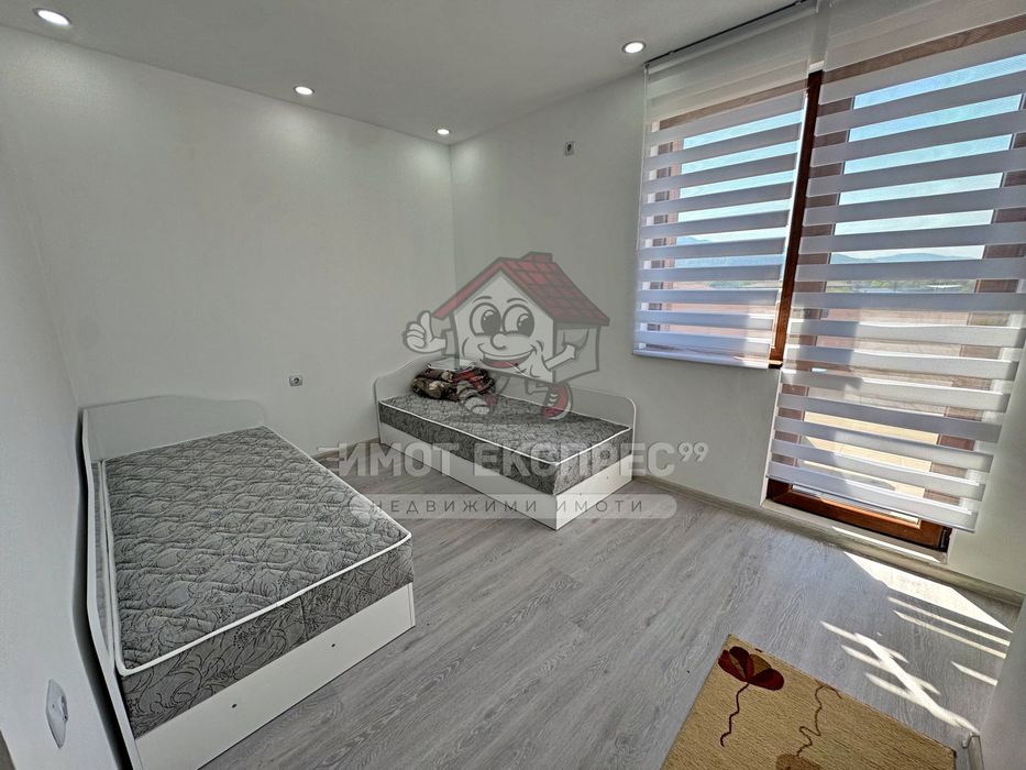 Обзаведен тристаен апартамент, нов, панорамна гледка, кв.Баба Тонка