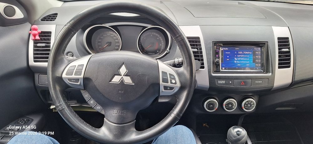 Vând Mitsubishi Outlander