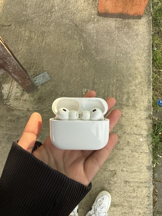 Продавам airpods 3 pro използвани са 1 месец