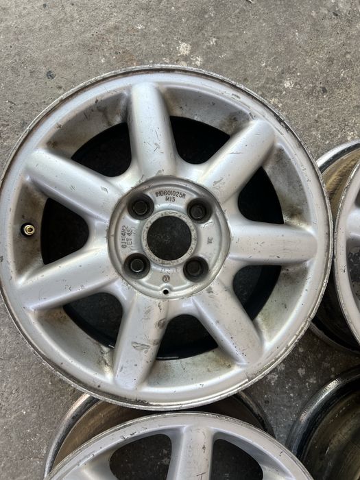 Продам комплект оригинальных литых дисков R14