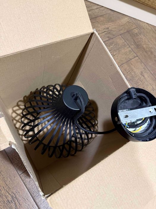 Lustra metalica Jysk, Ferdus