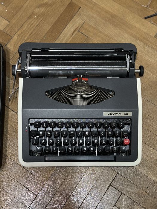 Чисто нова Ретро пишеща машина Crown 68 Modell 1300 F/T