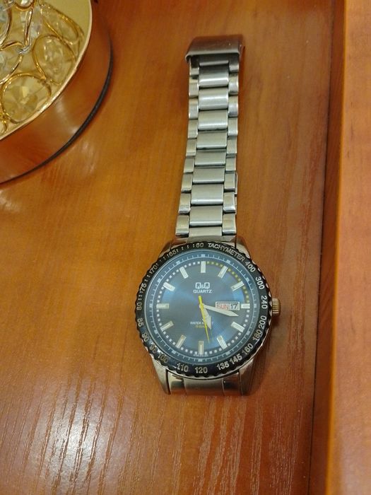 Часовник кварцов с японски механизъм и Q,Q