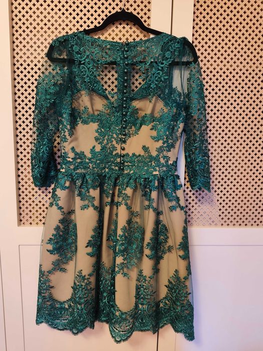 Rochie ocazie, din dantelă, verde smarald, mărimea 38, corespunde mărimii M.