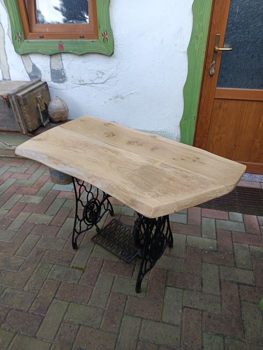 Masa sau birou din mașină de cusut