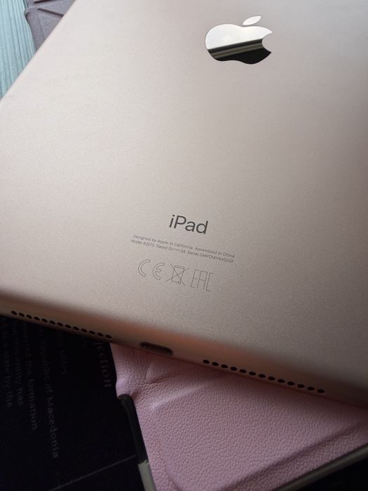 Apple ipad 8th. generation, rose gold.