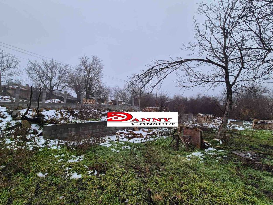 Стара къща с двор и кладенец в с. Балканци - общ. Стражица