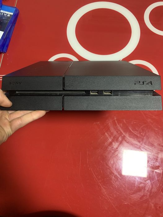 Vand Playstation 4 1 tb  2 manete si 5 jocuri