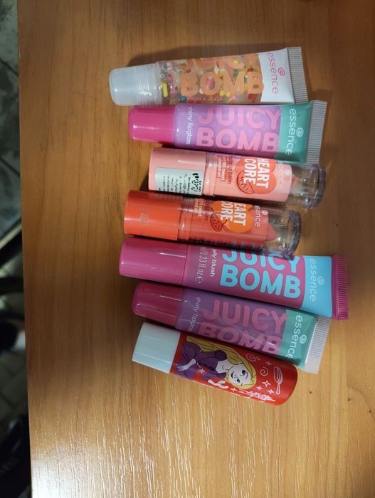 Лот грим essence (гланцове  Juicy Bomb, балсами, несесери)