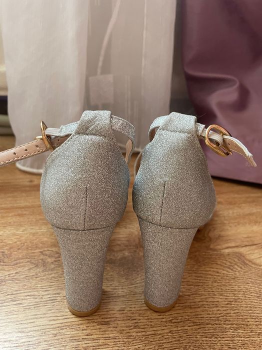 Високи обувки в сребристо