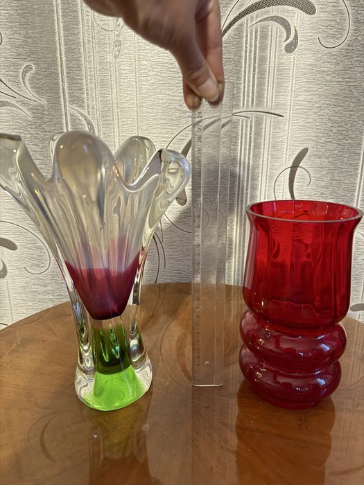 Ваза, из многослойного цветного стекла и красная из рубинового стекла