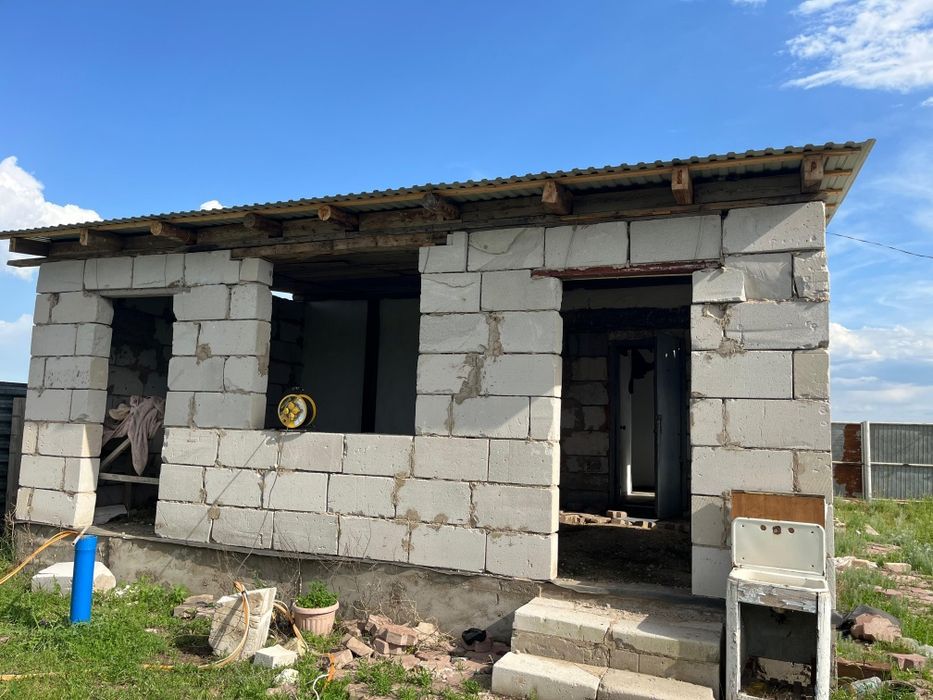 Жер сатылады (үй және қора)