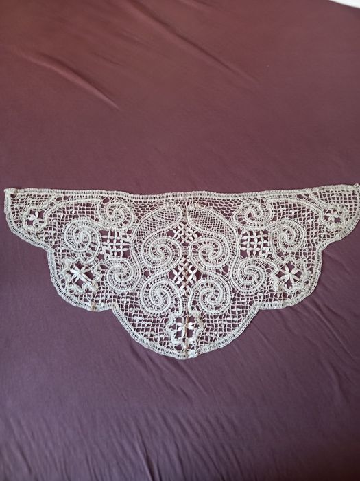 Ръчно плетена брюкселска дантела