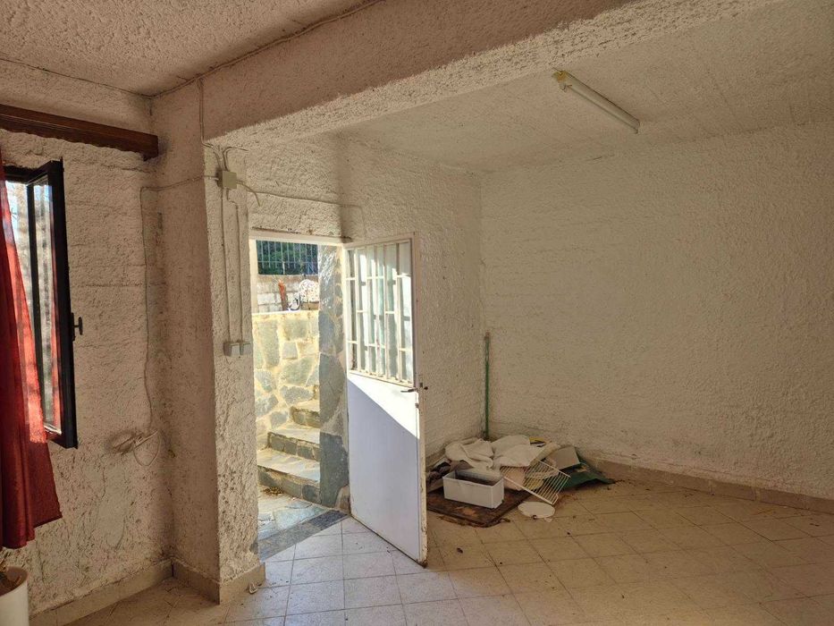 Продава се дясната част на двуетажна къща-близнак с площ 130 м2 в Аспровалта, Гърция